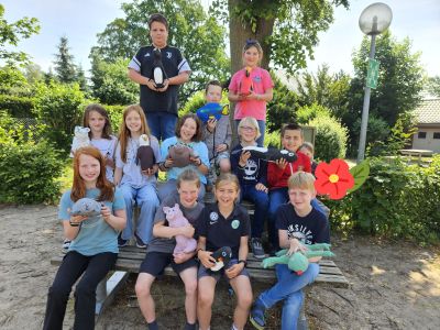 Klasse 4a mit selbstgebastelten Tieren aus Pappmaché